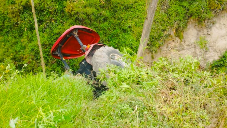 Tractor cae a una quebrada de 150 metros en Nono, Quito: una persona fue rescatada