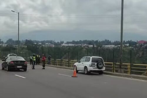 Estuvo a punto de saltar: Así lograron evitar que hombre se lance desde el puente de El Chiche