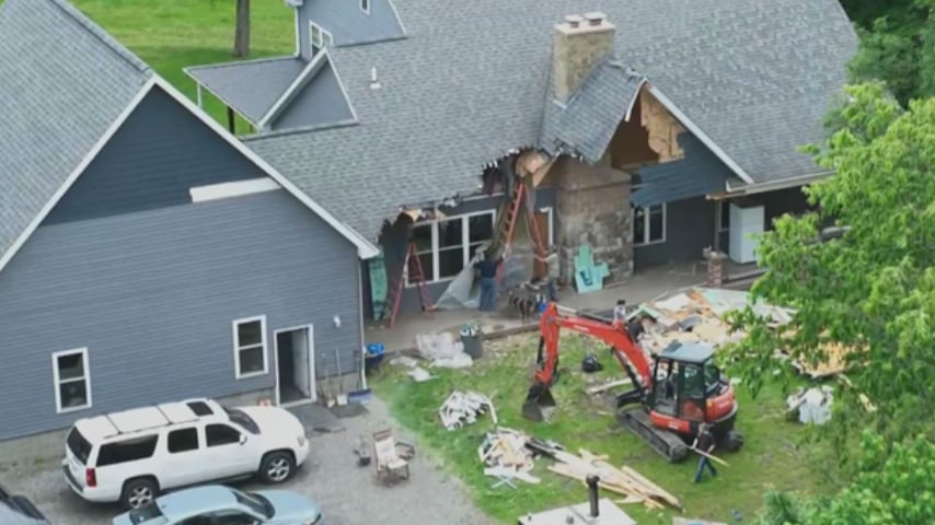 Le pidió el divorcio y su esposo destruyó la casa con una excavadora mientras la familia seguía dentro - Fuente: Foto de la web