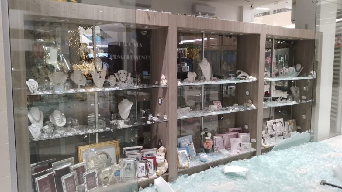 Cerca de 10 delincuentes sometieron a guardias y robaron varios locales de centro comercial en Guayas.