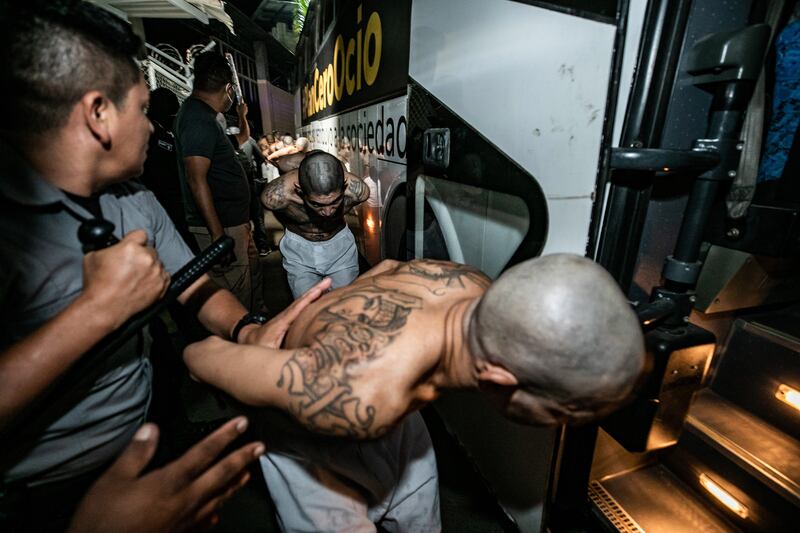 Trasladan otros 2.000 pandilleros a nueva cárcel de El Salvador, según Bukele