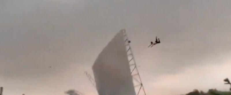 VIDEO: Hombre sobrevive tras caer desde 15 metros al intentar sostener el techo de su casa en plena tormenta - Fuente: Video de X