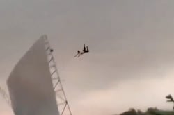 VIDEO: Hombre sobrevive tras caer desde 15 metros al intentar sostener el techo de su casa en plena tormenta