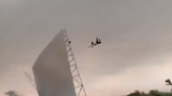VIDEO: Hombre sobrevive tras caer desde 15 metros al intentar sostener el techo de su casa en plena tormenta - Fuente: Video de X