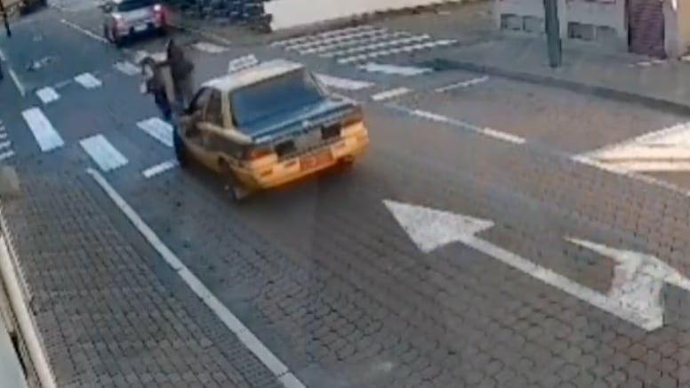 VIDEO: adulto mayor fue atropellado por un taxi en el centro de Sangolquí