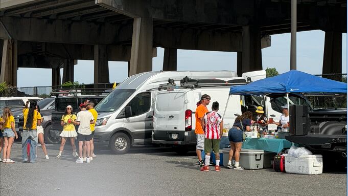 Parqueos al llegar al estadio donde juega la Tri ante Costa de Marfil.