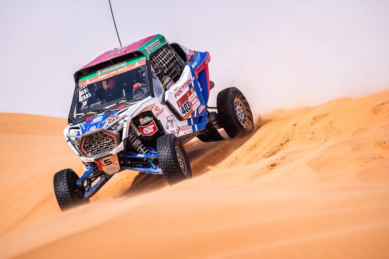 El auto SSV de Guayasamín en una de las etapas más complejas pasa una fuerte duna en el desierto.