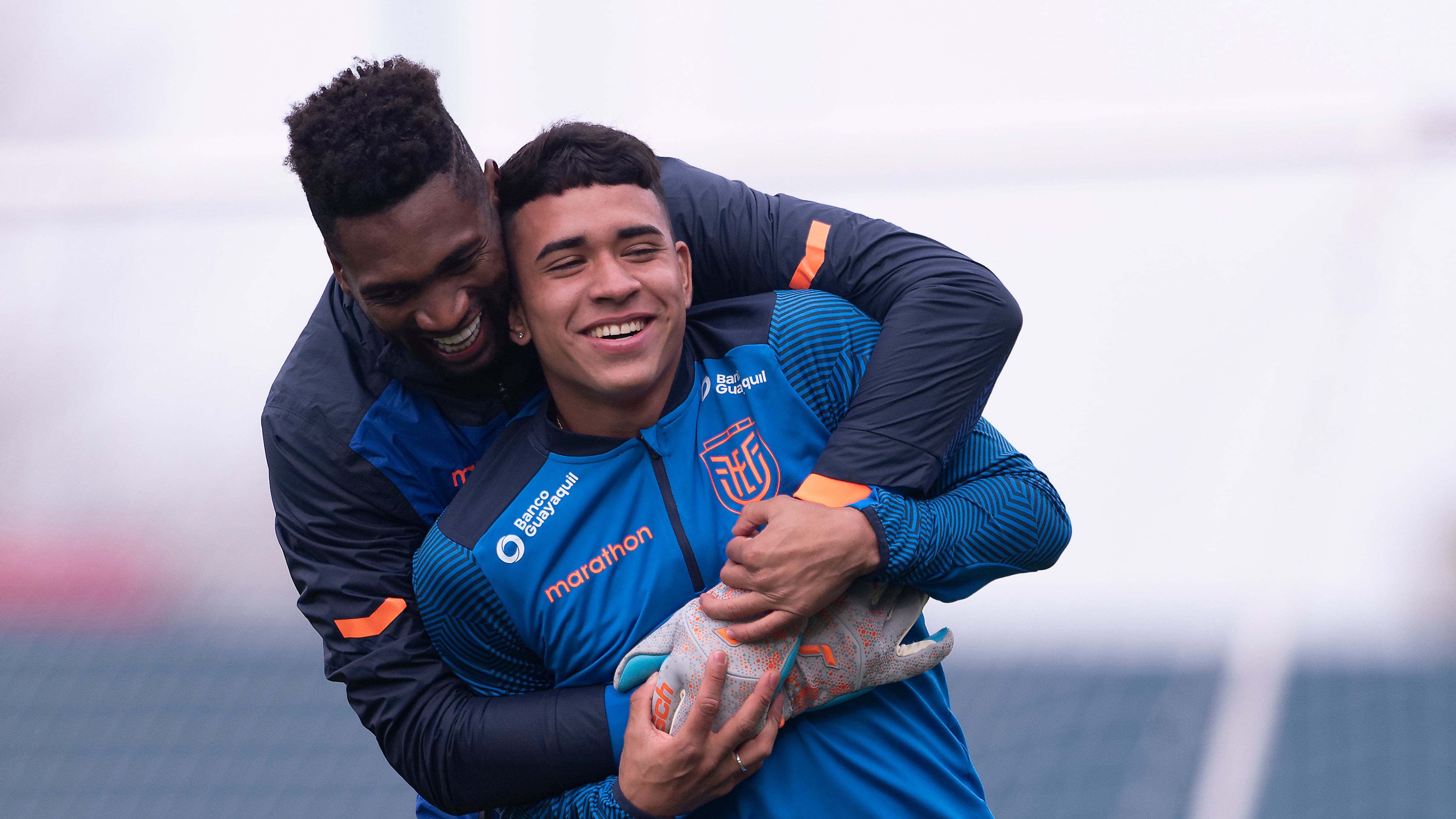 -FOTODELDÍA- AME6592. BUENOS AIRES (ARGENTINA), 04/09/2023.- Alexander Domínguez (i) y Kendry Páez de la selección de Ecuador rien hoy durante un entrenamiento, en el complejo del equipo San Lorenzo de Almagro en Buenos Aires (Argentina). La selección ecuatoriana decidió concentrarse en Buenos Aires para afrontar el comienzo de las eliminatorias mundialistas, que tendrá lugar este jueves ante Argentina y, cinco días después, en casa contra Uruguay. EFE/ Matías Napoli Escalero