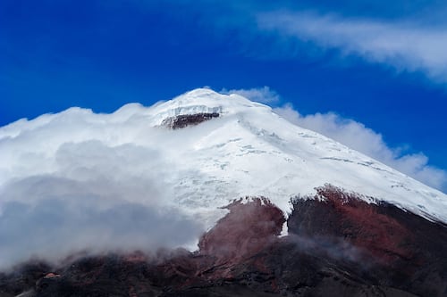 Avalancha en el volcán Cotopaxi deja 8 personas atrapadas: Autoridades despliegan operativo de rescate