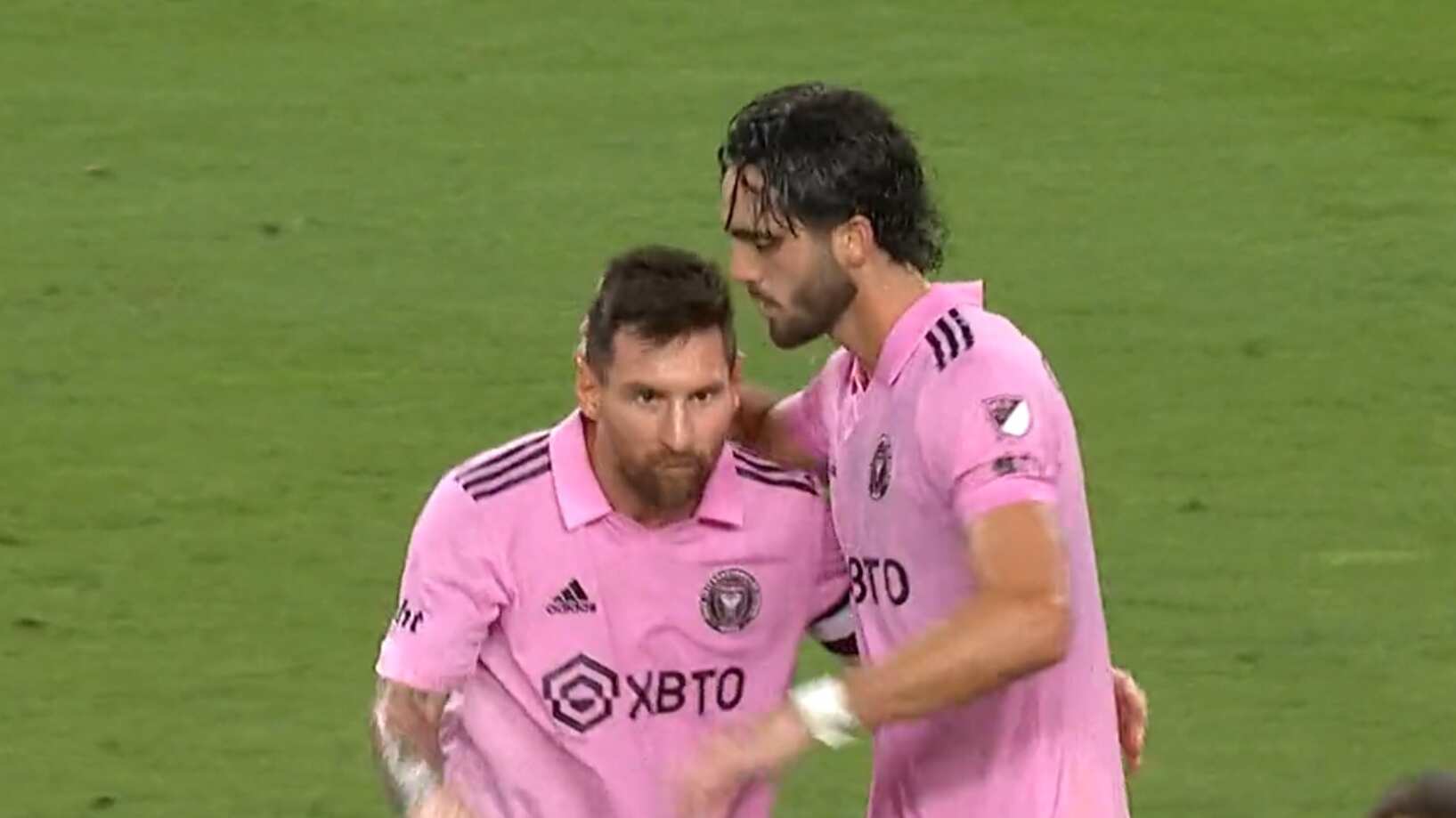 Leonardo Campana festeja su gol con Lionel Messi