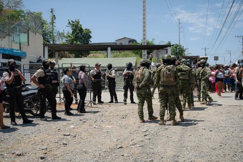Aumentan a 17 los reos asesinados tras masacre en cárcel de Esmeraldas