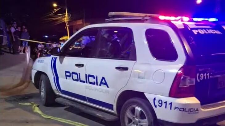 Momento en que agentes policiales llegan a Picoazá para levantar los restos de un hombre que fue desenterrado