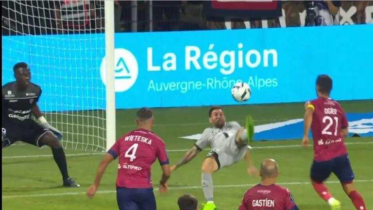 El argentino hizo un doblete en la primera fecha.