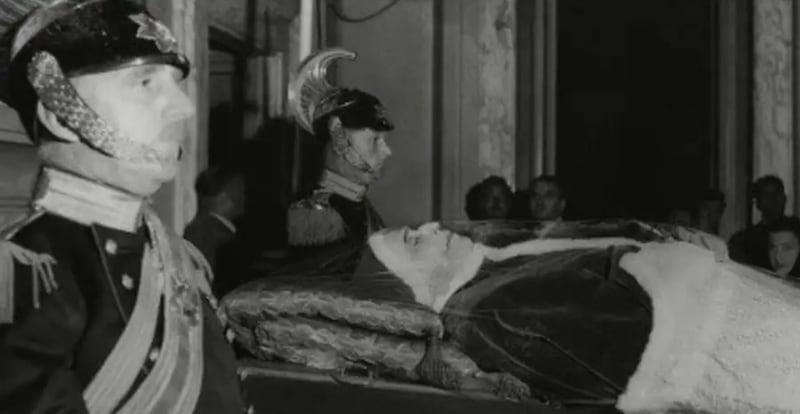 El día que el cuerpo de una papa “explotó” en pleno funeral