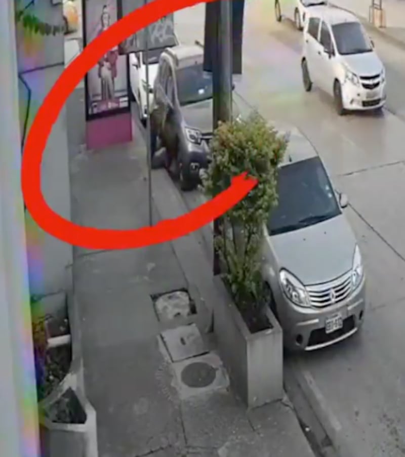 Video revela el tiempo que tardan en robarte el retrovisor de tu carro y su proceso