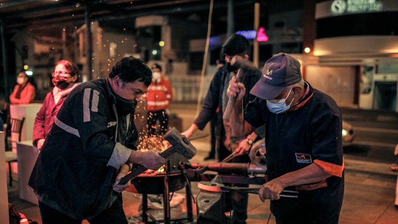Más de 60 artesanos del hierro forjado, joyería, orfebrería, escultura en metal, repujado en aluminio, repujado en hojalata y madera, trasladarán su taller a la Plaza del Portal Artesanal este 17 de septiembre de 16:00 a 20:00