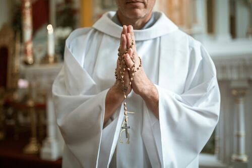 Encuentran a sacerdote teniendo intimidad con la pareja de un creyente dentro de su iglesia
