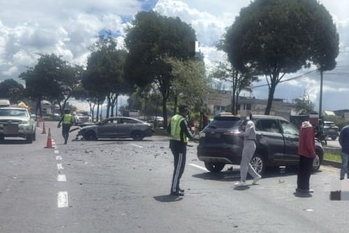Seis heridos tras choque en la Av. Simón Bolívar, en el sur de Quito