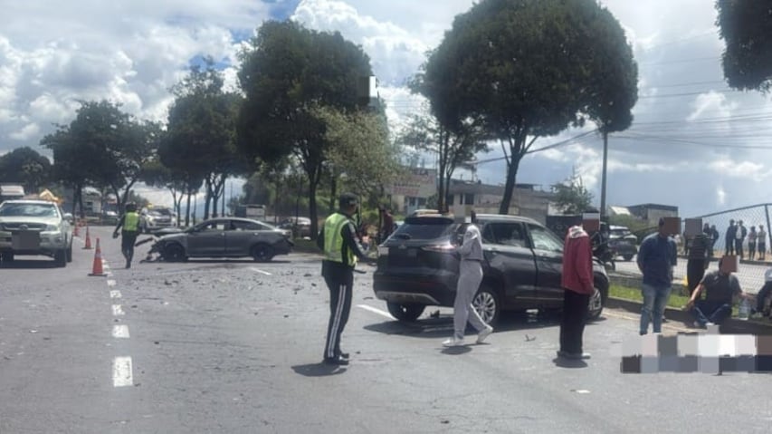 Seis heridos tras choque en la Av. Simón Bolívar, en el sur de Quito