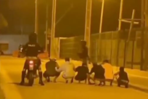 Exceso policial con jóvenes que incumplieron el toque de queda, les hicieron hacer cuclillas
