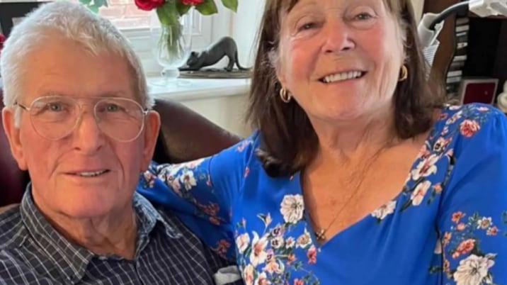 Un anciano de 86 años fue multado tras escupir una hoja que le cayó en la boca