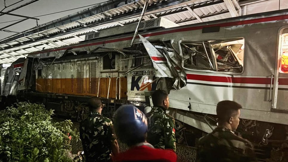 El resultado del fatal choque de trenes en Indonesia.