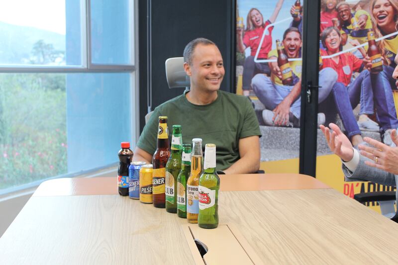 Ricardo Targino, con los productos de Cervecería Nacional.