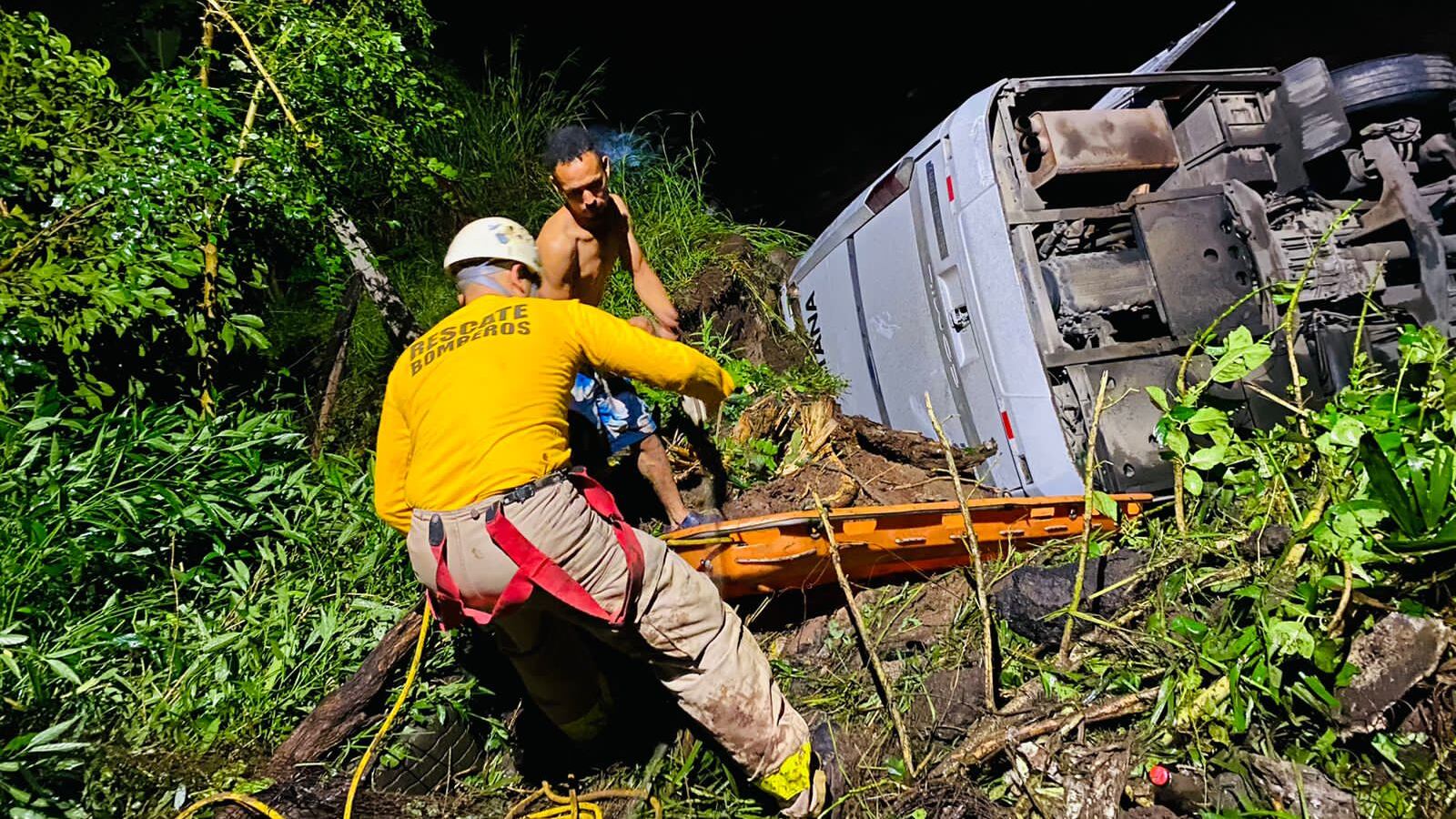 Bus con migrantes cayó a un río en Honduras
