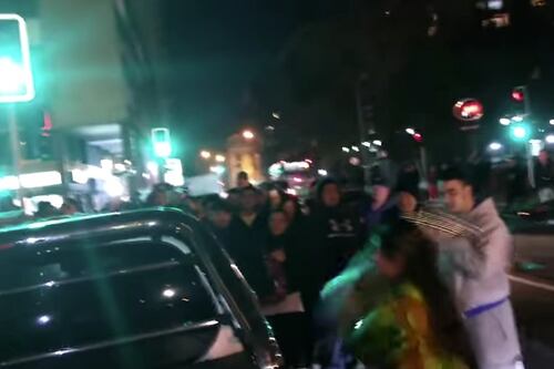 Mujer rompió un carro para sacar a la amante de su esposo del interior