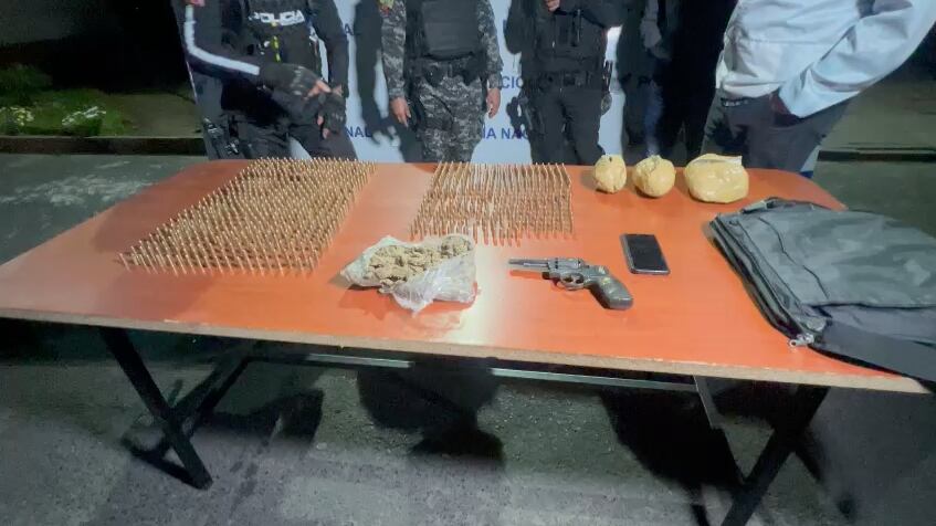 Quito: presunto miembro de ‘Los Lobos’ fue aprehendido con una pistola y a bordo de una motocicleta.