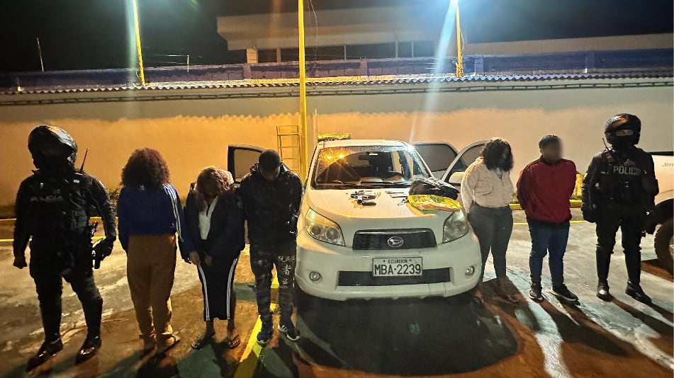 Menor de 15 años fue detenida con arma tras persecución en el sur de Quito. Foto: Policía Nacional