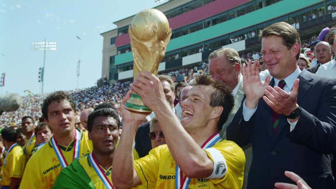 Los brasileños levantan la Copa en Estados Unidos 1994.