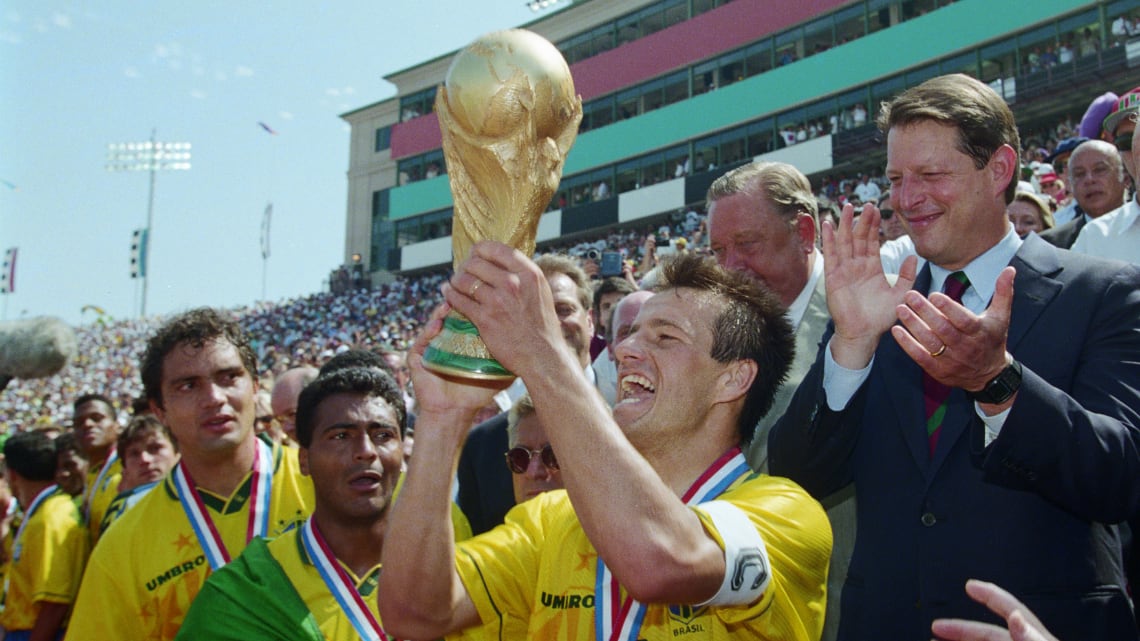Los brasileños levantan la Copa en Estados Unidos 1994.
