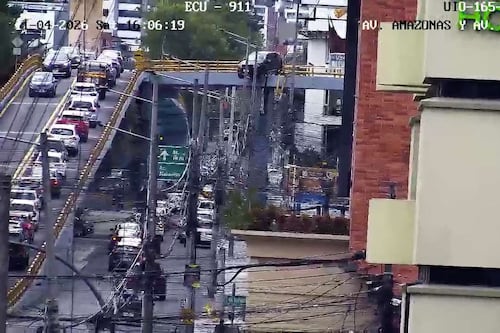 Quito: Auto quedó colgando en el borde del paso elevado en la Av. República