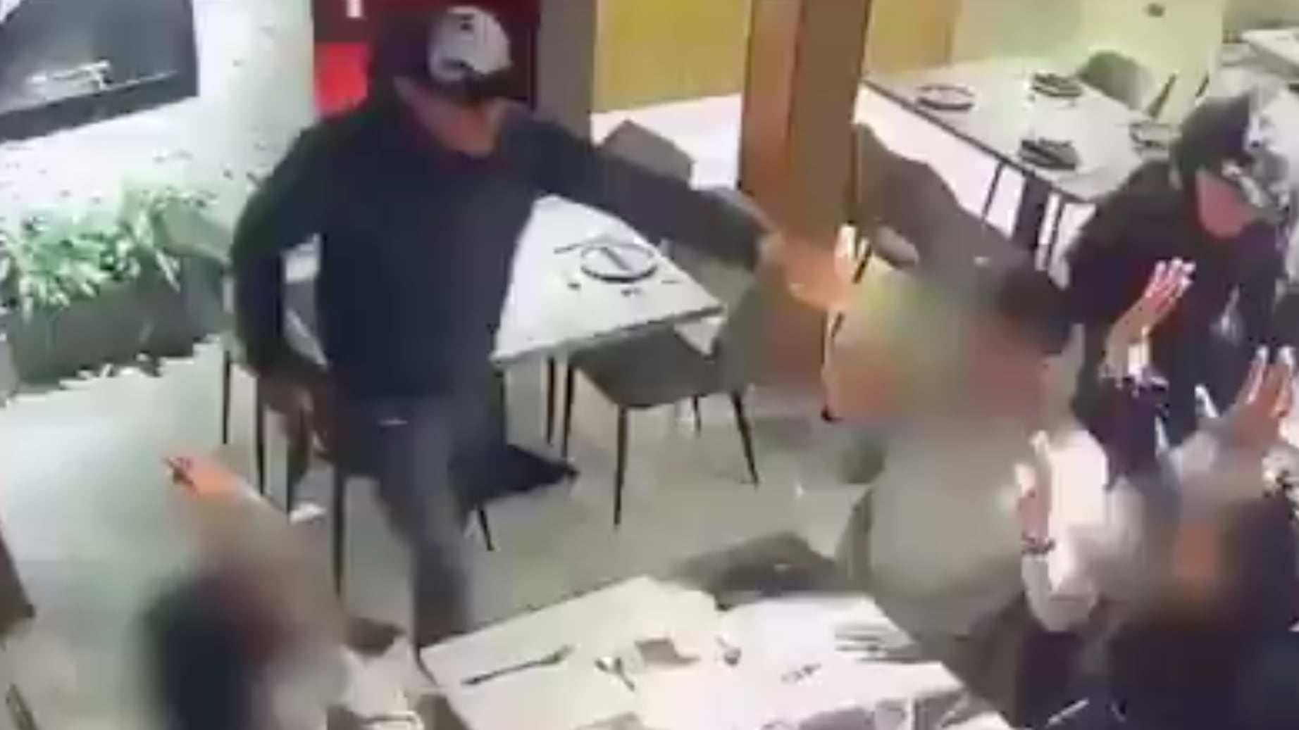 Cámara de seguridad captó violento asalto a mano armada en un restaurante de La Floresta, norte de Quito - Fuente: Captura de Pantalla