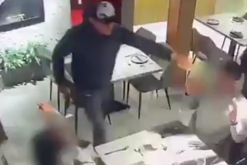 Cámara de seguridad captó violento asalto a mano armada en un restaurante de La Floresta, norte de Quito