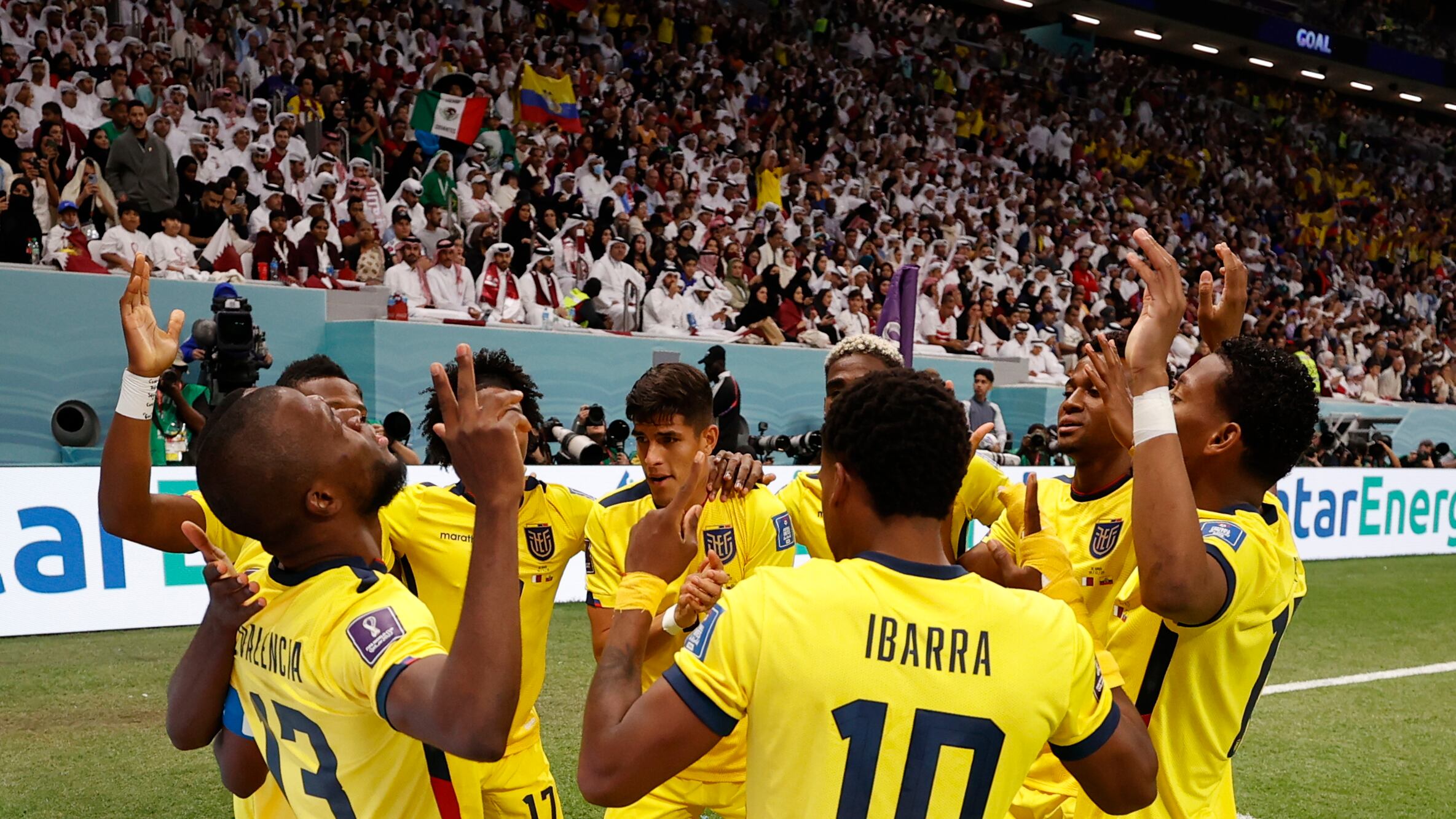 Jugadores de Ecuador celebran un gol de Enner Valencia