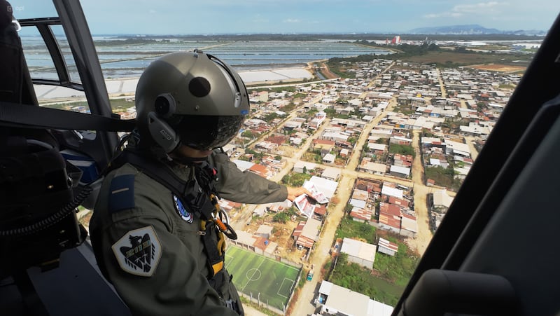 Desde un helicóptero militar se lanzaron papeles en forma de billetes con información del plan de recompensa para capturar delincuentes.