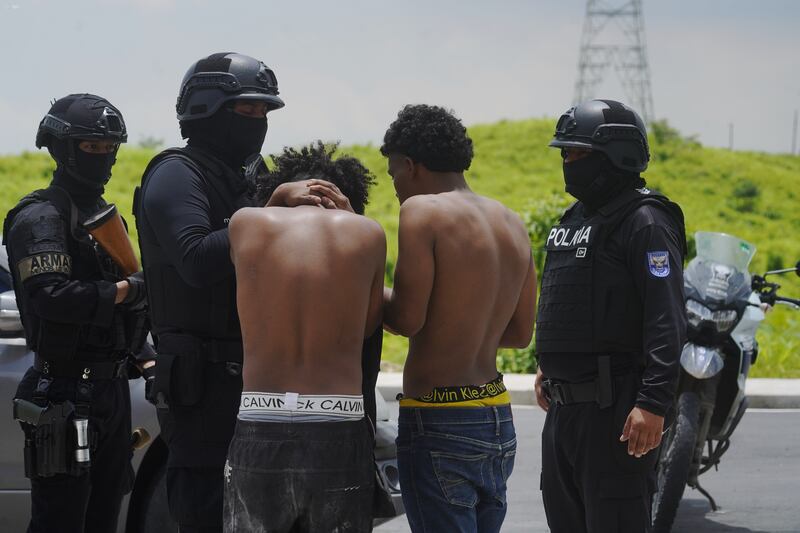 Guayaquil, viernes 07 de marzo del 2025
La Policía en conjunto con las fuerzas Armadas allanaron varias viviendas del plan habitacional Sueño Guayaquileño, que según denuncias esta "tomado" por el GDO de los Tiguerones. en la gráfica la Policía encuentra un maleta con armas largas y 5 detenidos.
Fotos: César Muñoz/API
