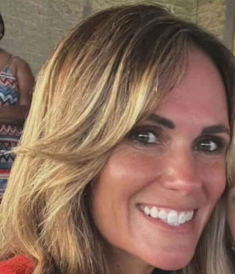 Mujer fue atacada con ácido por un hombre desconocido mientras caminaba por un parque