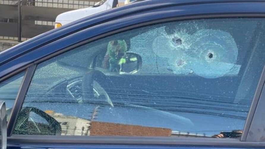 Varios impactos de bala recibió el auto.