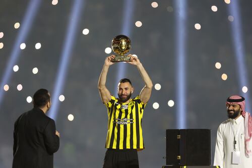 ¡Todo un show! Karim Benzema fue presentado en Al Ittihad con el ‘Balón de Oro’ incluido