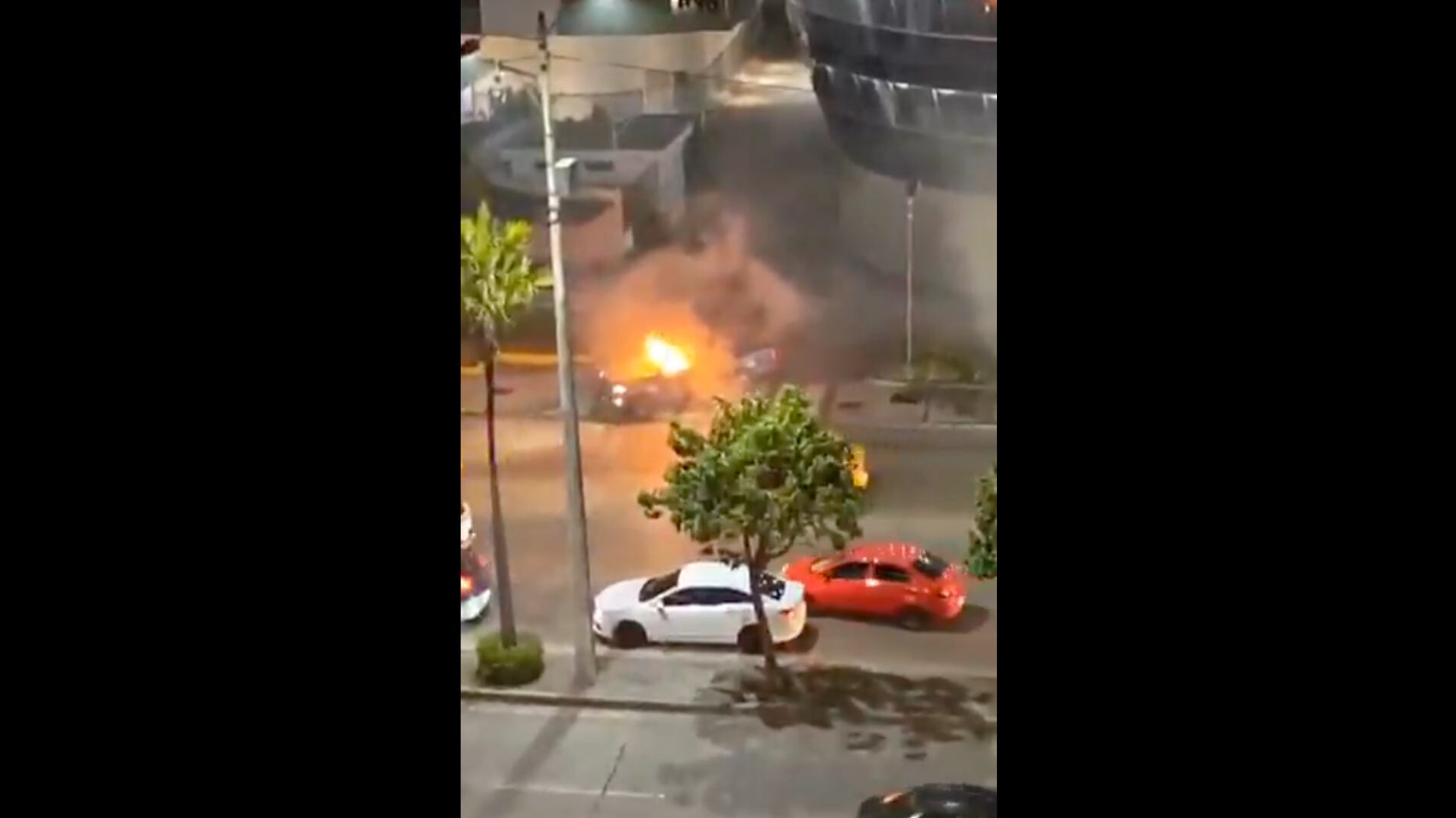 Vehículo explotó en zona comercial del norte de Guayaquil