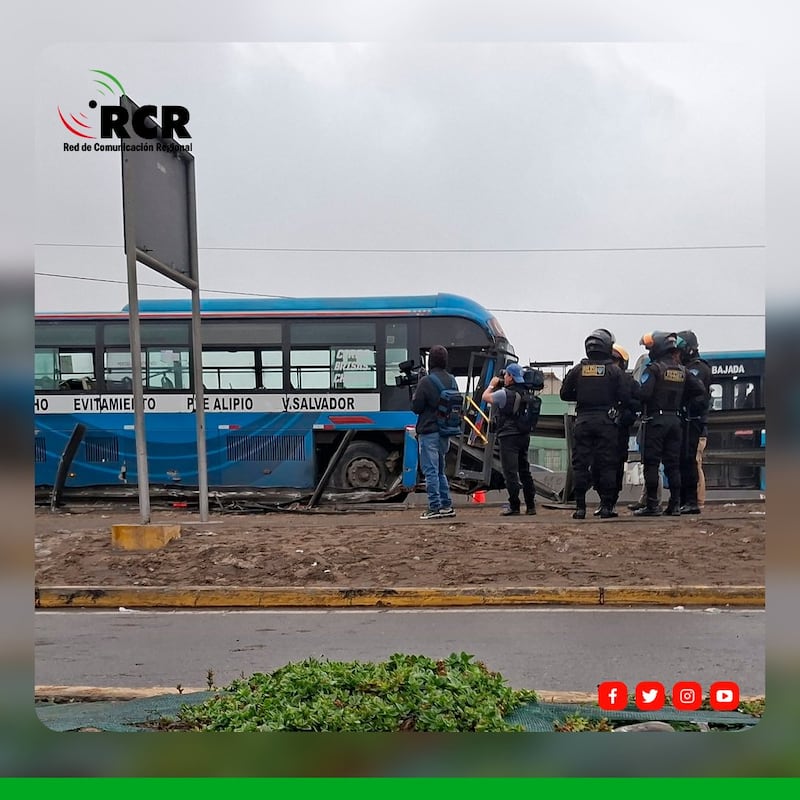 Bus se impactó contra una valla en Perú
