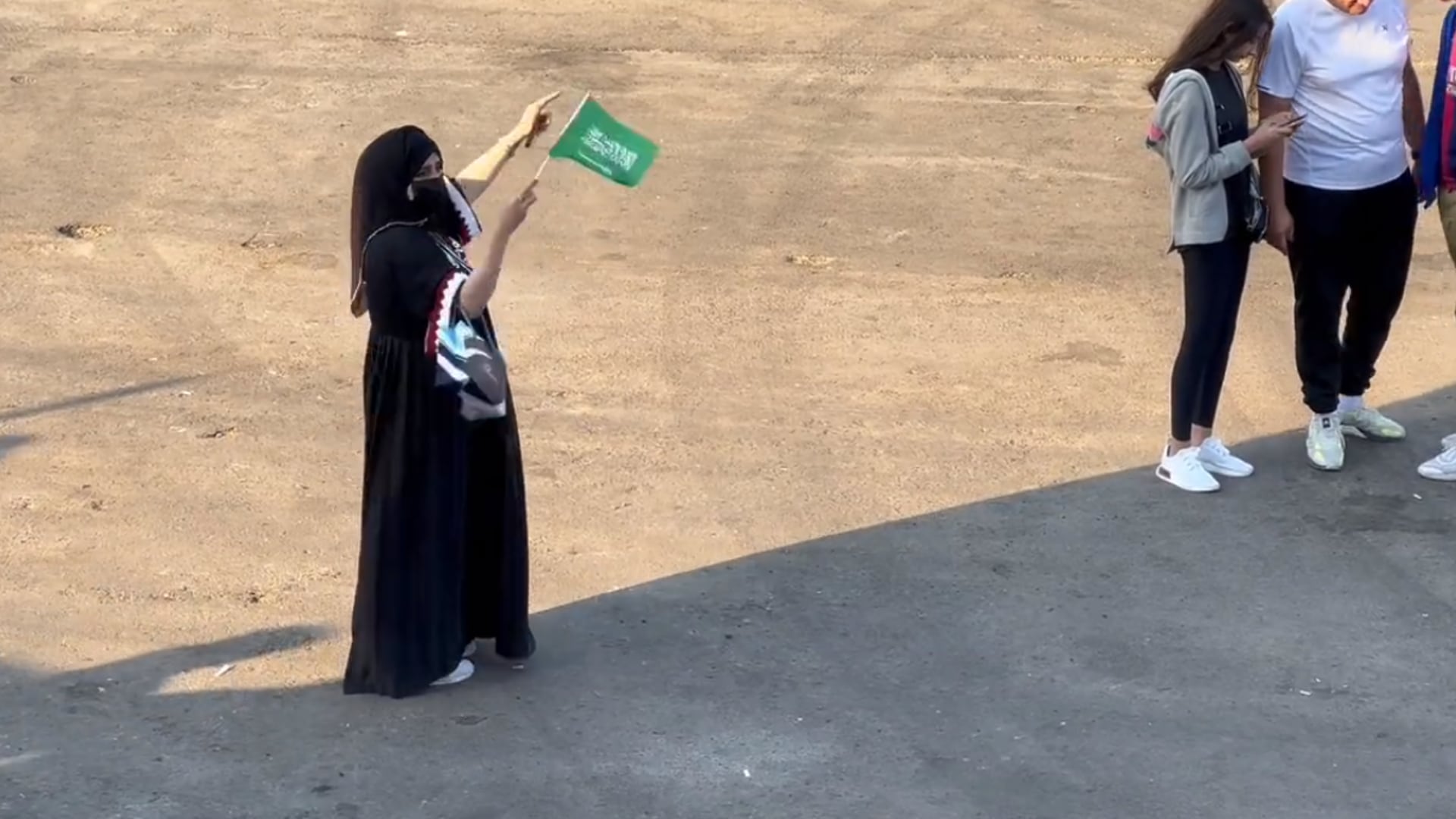 Musulmana celebra sola triunfo en Catar y recibe apoyo de las mujeres occidentales