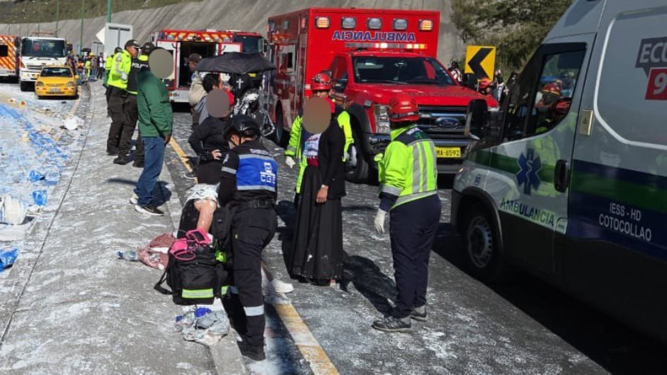 Así quedaron bus y camión de pinturas tras accidente que dejó un fallecido en la Panamericana Norte