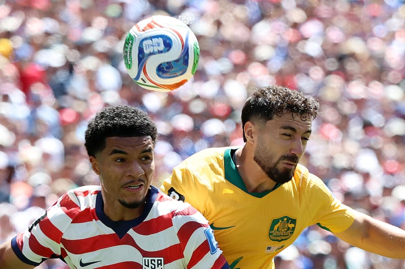 GR5233. SEATTLE (ESTADOS UNIDOS), 19/06/2026.- Malik Tillman (i) de Estados Unidos disputa el balón con Jacob Italiano de Australia este viernes, en un partido del grupo D del Mundial de la FIFA 2026 entre Estados Unidos y Australia, en el estadio Lumen Field en Seattle (Estados Unidos). EFE/ Kenneth Fernandez