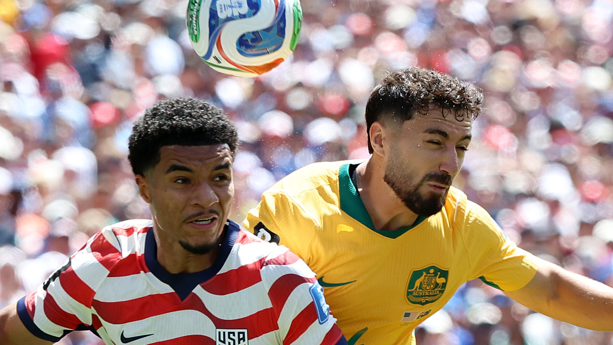 GR5233. SEATTLE (ESTADOS UNIDOS), 19/06/2026.- Malik Tillman (i) de Estados Unidos disputa el balón con Jacob Italiano de Australia este viernes, en un partido del grupo D del Mundial de la FIFA 2026 entre Estados Unidos y Australia, en el estadio Lumen Field en Seattle (Estados Unidos). EFE/ Kenneth Fernandez