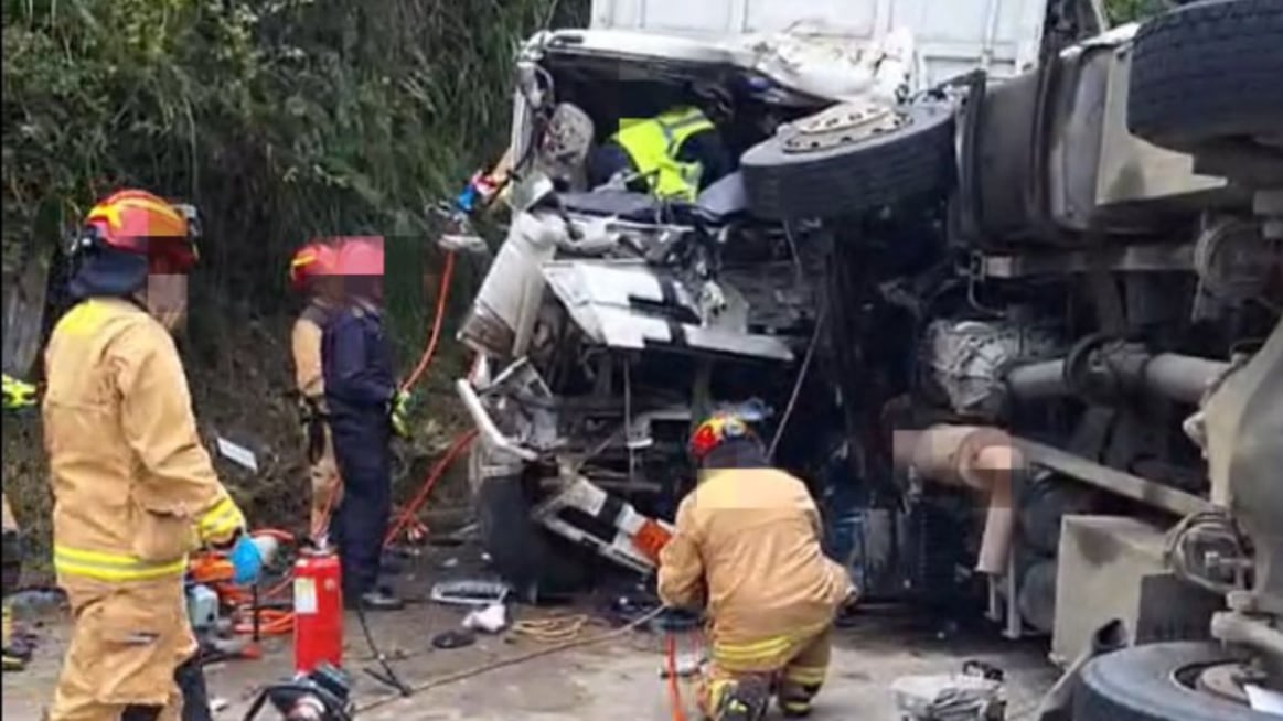 Choque entre camión y tráiler dejó siete heridos y cerró la vía Cuenca - Molleturo