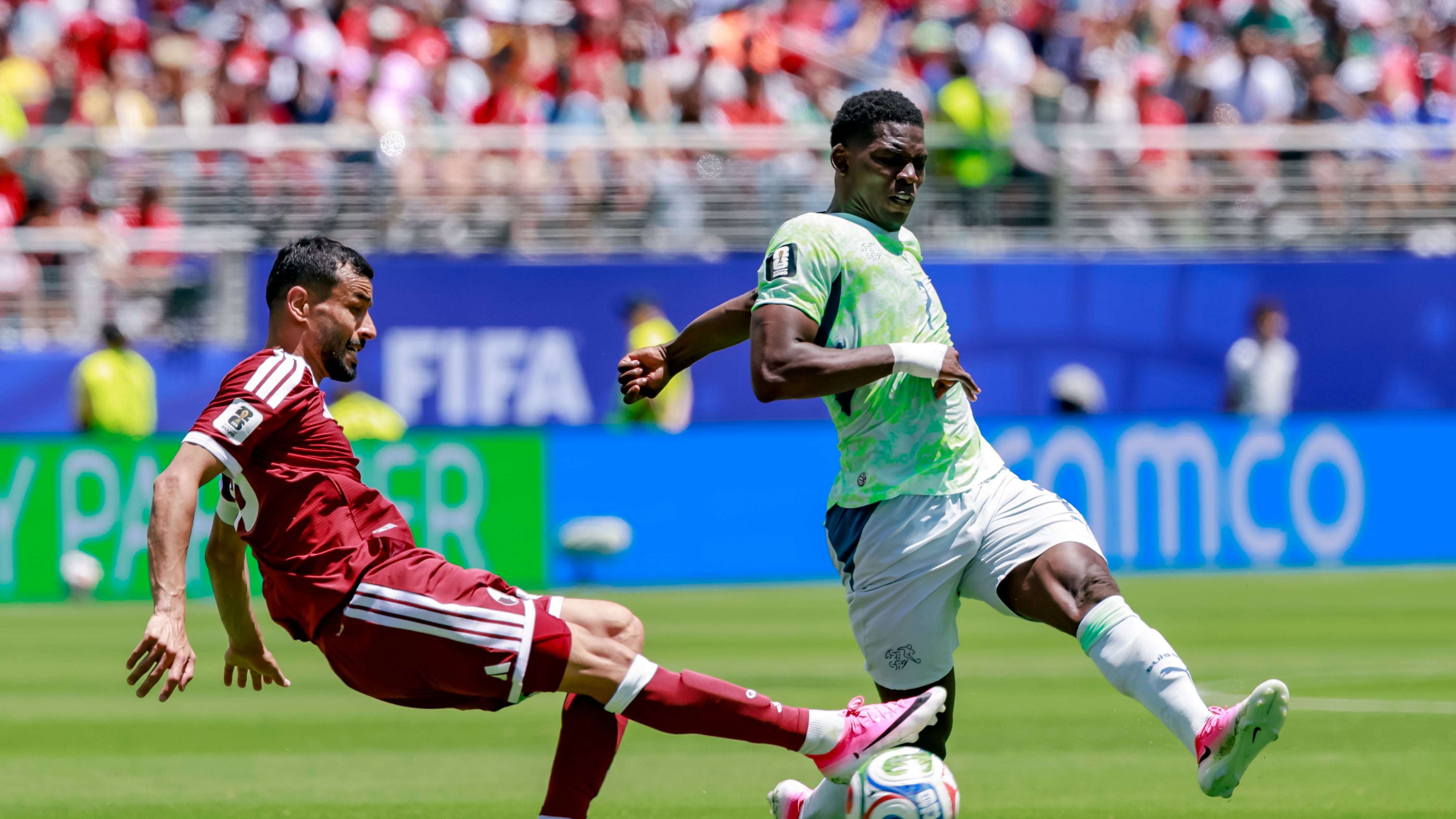 San Francisco (United States), 13/06/2026.- Qatar's Yusuf Abdurisag, left, in action against Switzerland's Breel Embolo, right, during the FIFA World Cup 2026 group stage match Qatar against Switzerland, in San Francisco, USA, 13 June 2026. (Suiza, Catar) EFE/EPA/PETER KLAUNZER EDITORIAL USE ONLY